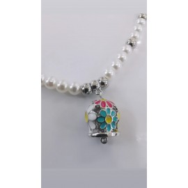 Bracciale in Metallo con perle e campanella portafortuna con fiori smaltati bianco c